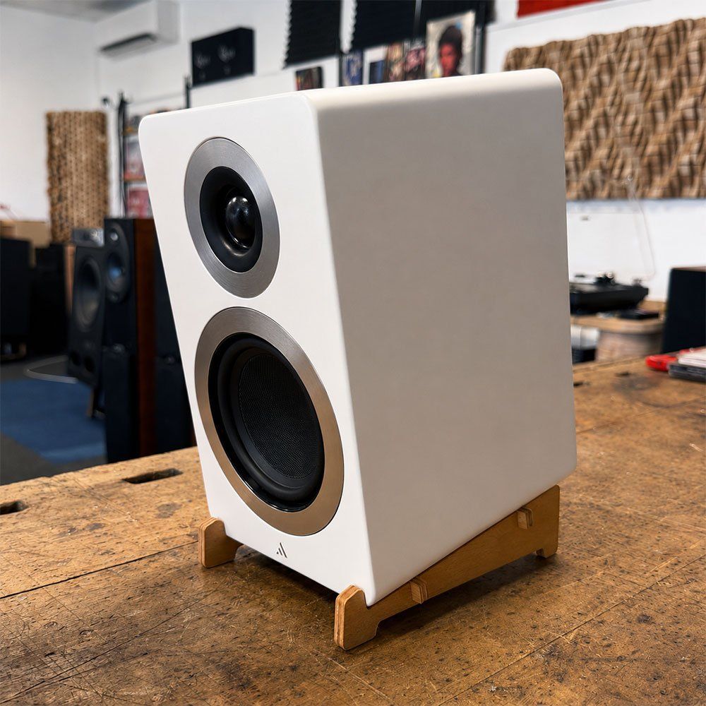 Diffusore bianco inclinato verso l'alto dal supporto in legno