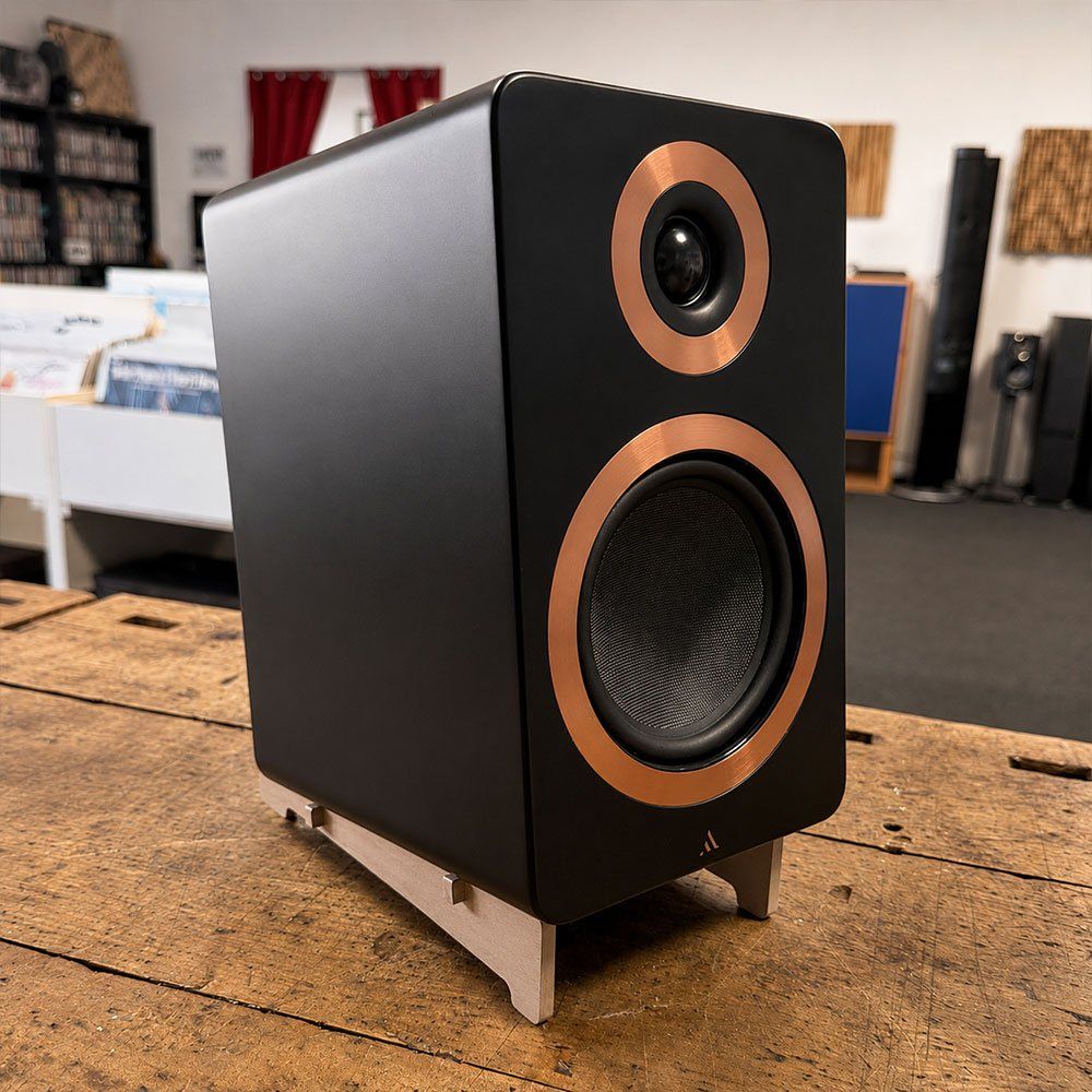 Diffusore nero sul supporto inclinato in legno