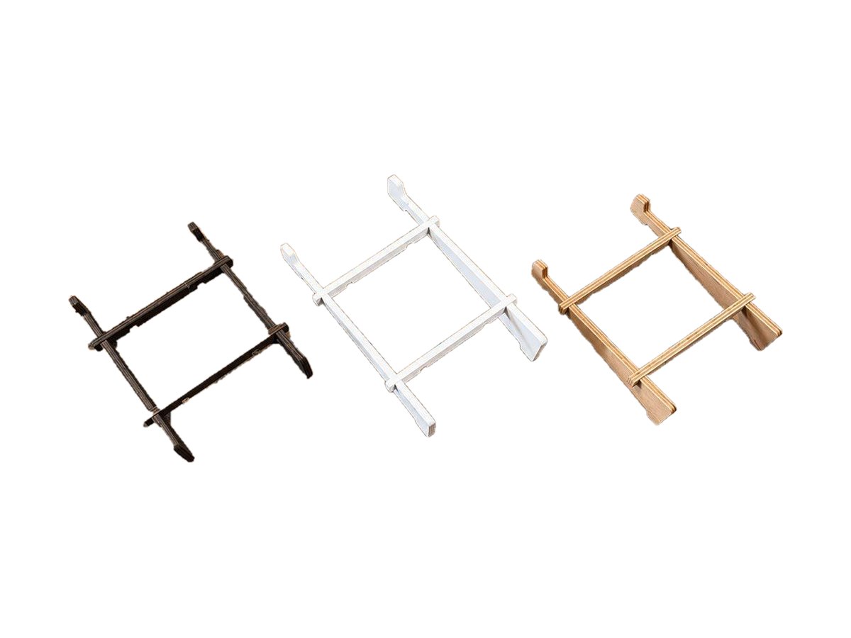 Diffusori da scaffale appoggiati sui supporti inclinati in legno