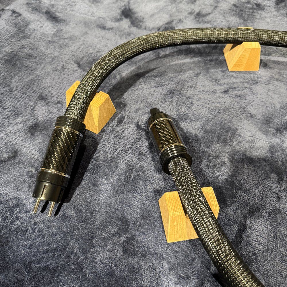 Cavo audio appoggiato sui sollevatori in legno Bridge