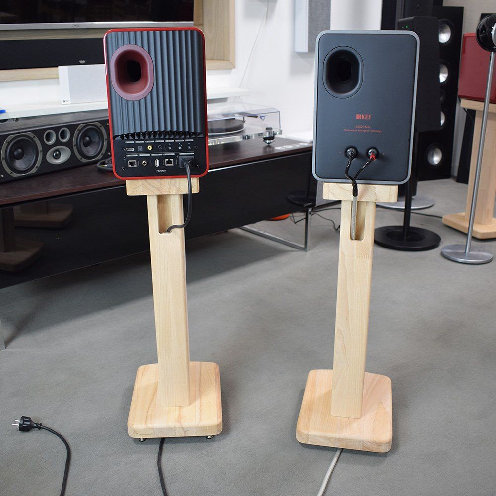 Stand ESSE2 con diffusori KEF visti di fronte