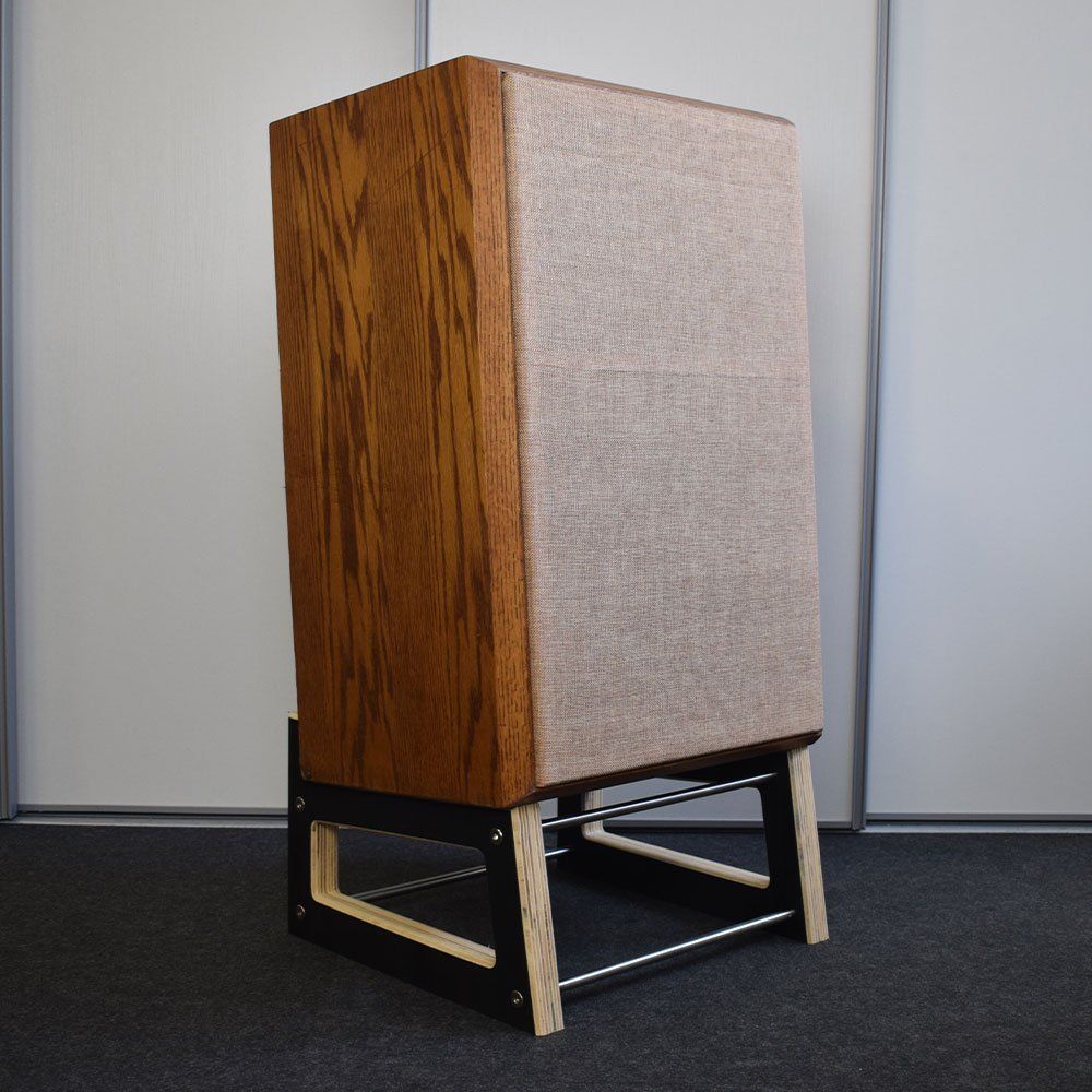 Diffusore in legno sopra lo stand Ground