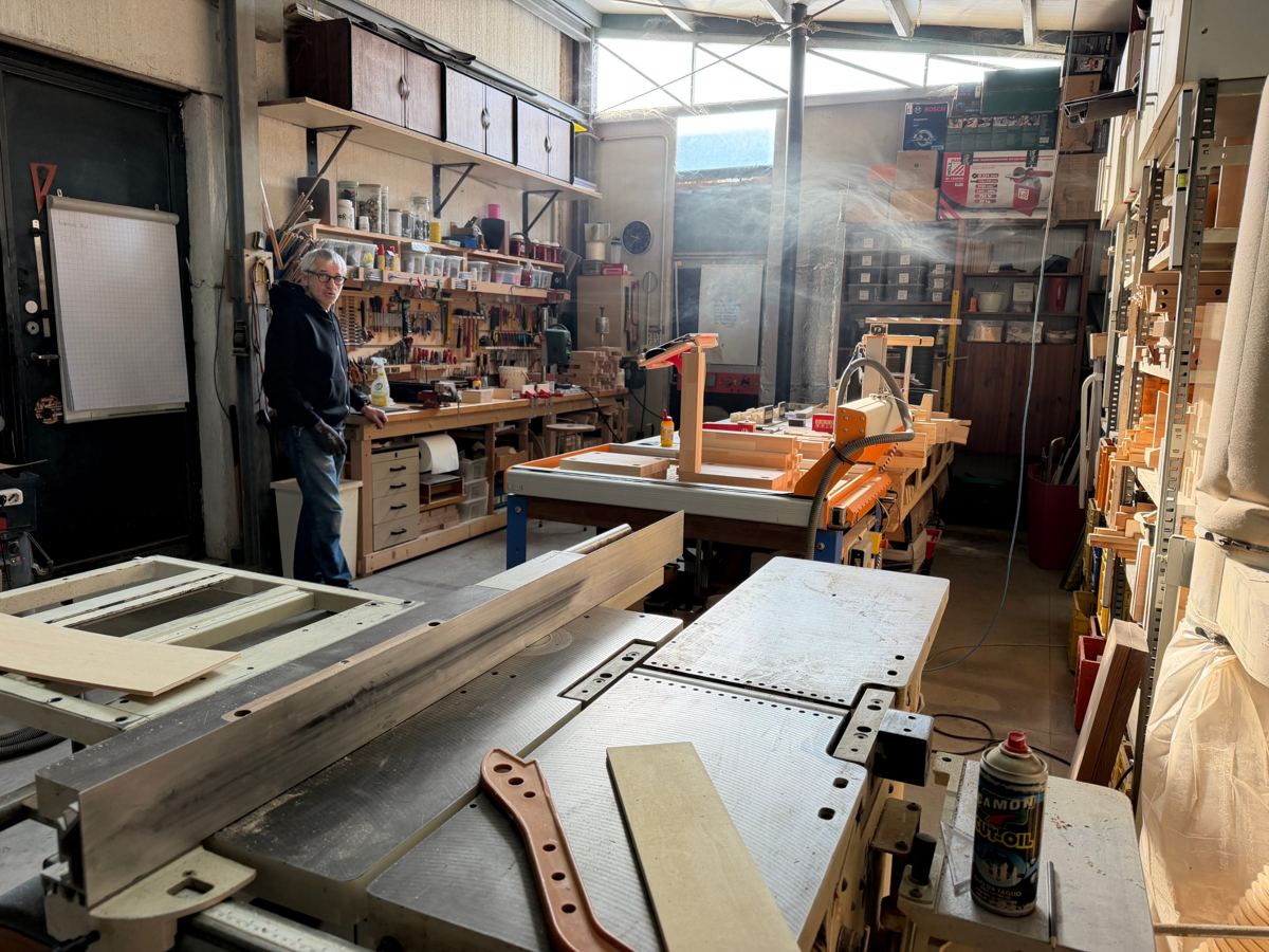 Il laboratorio di Fabrizio Berlati a Cesena: banco da lavoro con gli attrezzi, macchine per il legno e pezzi di Faggio in lavorazione