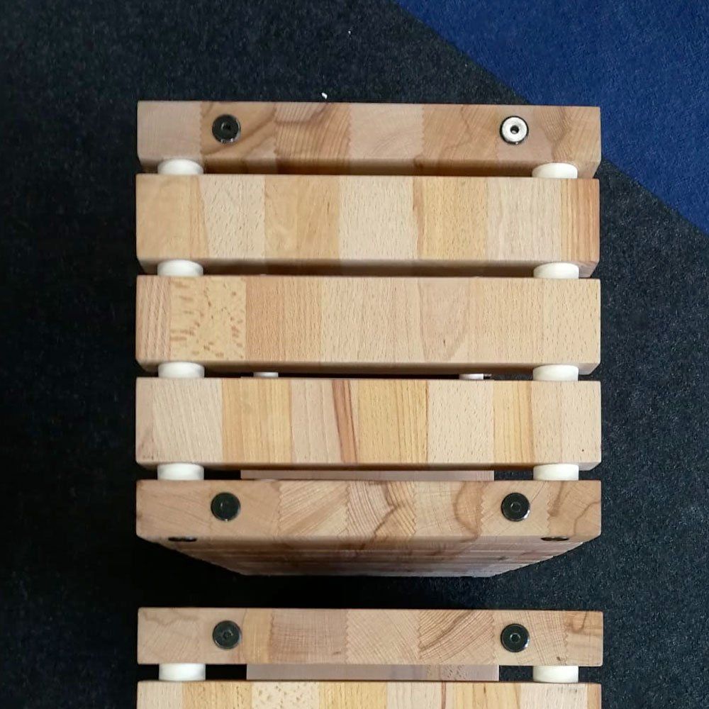Dettaglio dei bottoni grigi sul piano dello stand