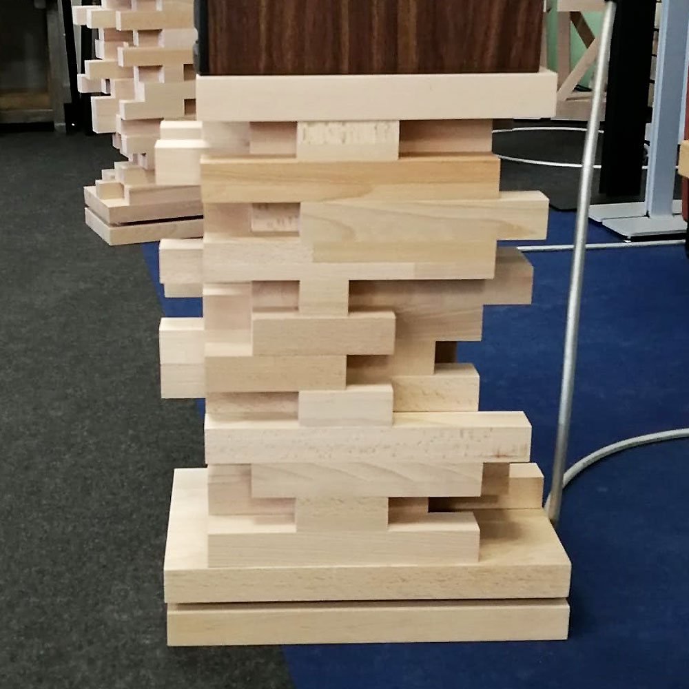 Stand Stile Pannello visto di fronte, con un diffusore sopra