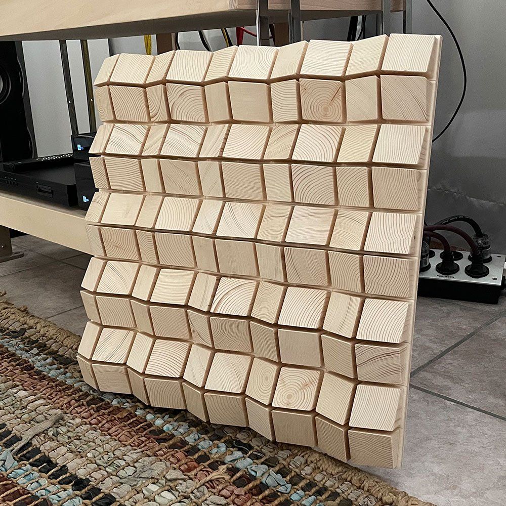 Pannello Pyramid accanto a un impianto hi-fi