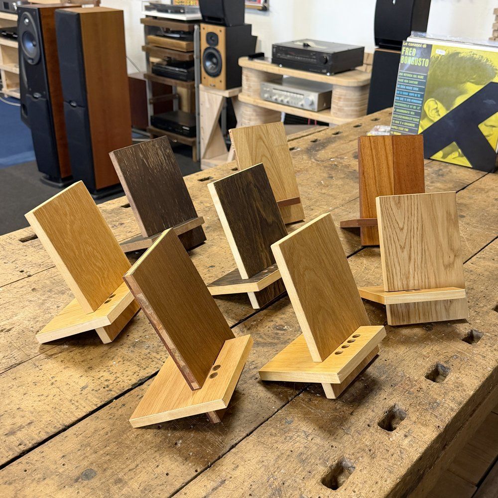Supporti DAP in legno affiancati sul banco