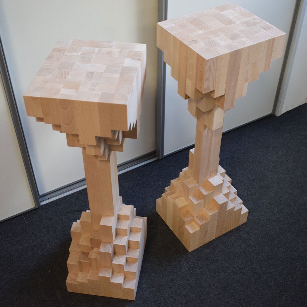 Stand Extrasound Tree visti di tre quarti, con il piano a blocchetti