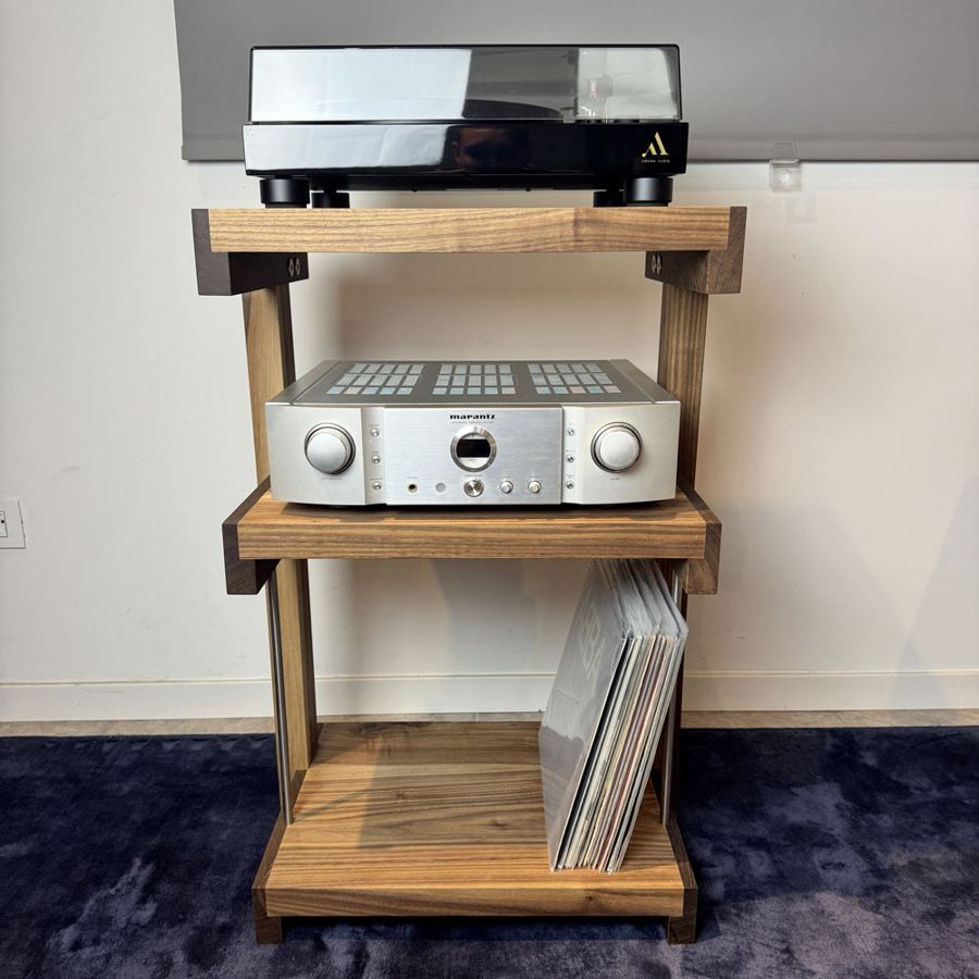 Extrasound Vinyl in Noce Canaletto con giradischi, amplificatore e vinili