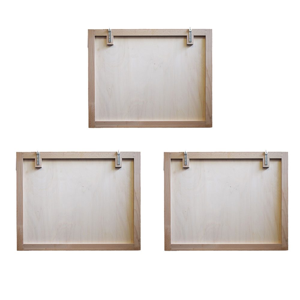 Il retro dei tre pannelli: telaio in legno, fondo in multistrato e staffe per il muro