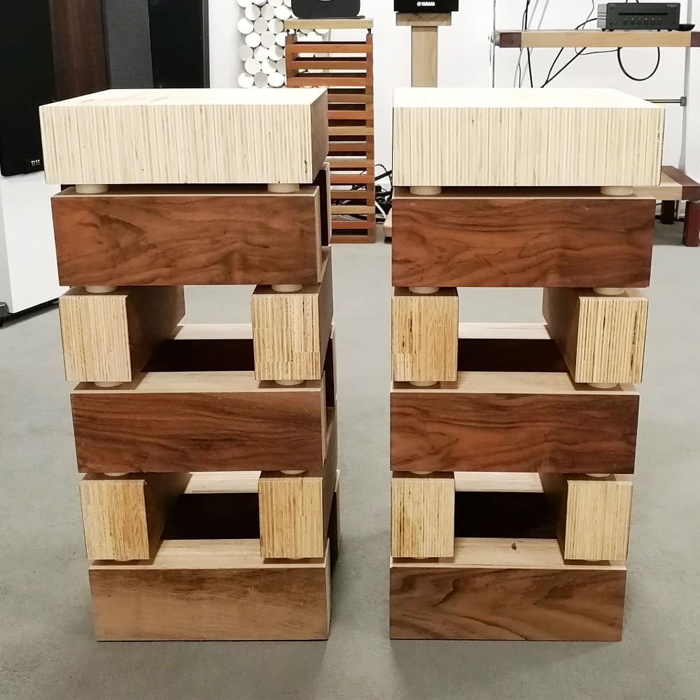Coppia di stand Wood Brick: blocchi di Pioppo chiaro alternati a blocchi in Noce