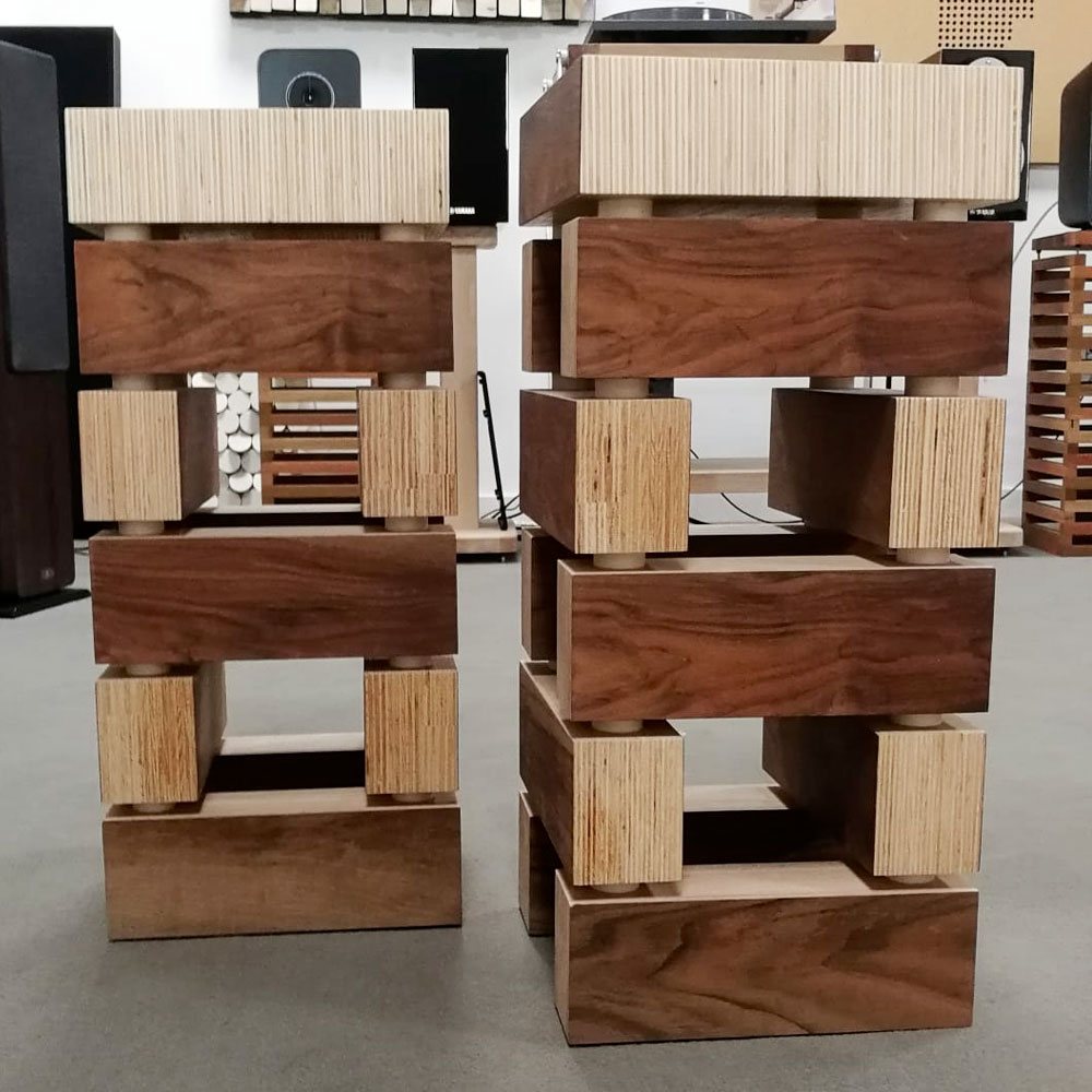 Stand Wood Brick visti di tre quarti nello showroom