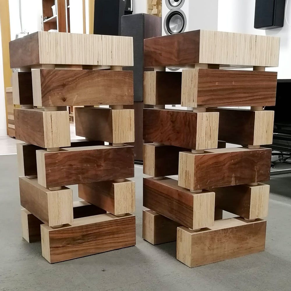 Stand Wood Brick: i blocchi impilati lasciano spazi vuoti tra un livello e l'altro